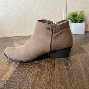 Daisy 🌼 Fuentes Beige Ankle Boot Size 9